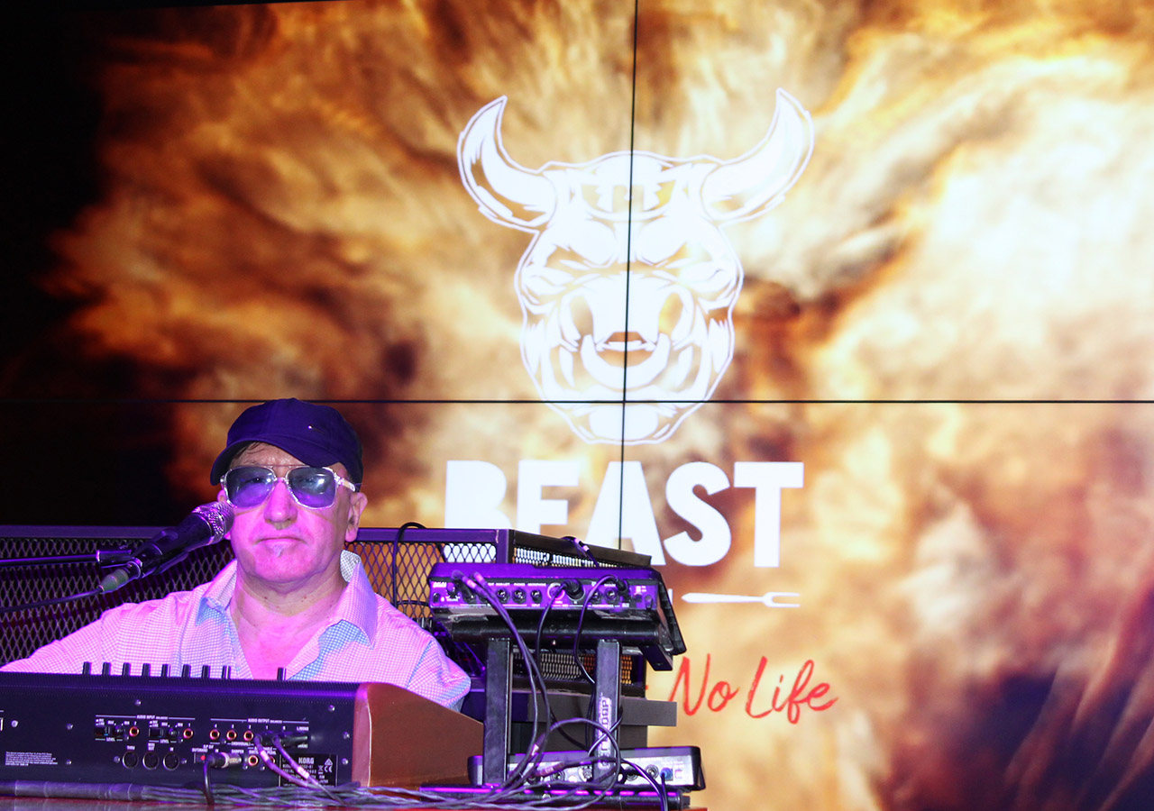 beast-berlin-steakhaus-alexanderplatz-entertainment-1280x800-artists-2